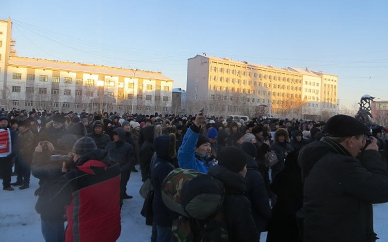 На митинге по гектару спели «Варшавянку»