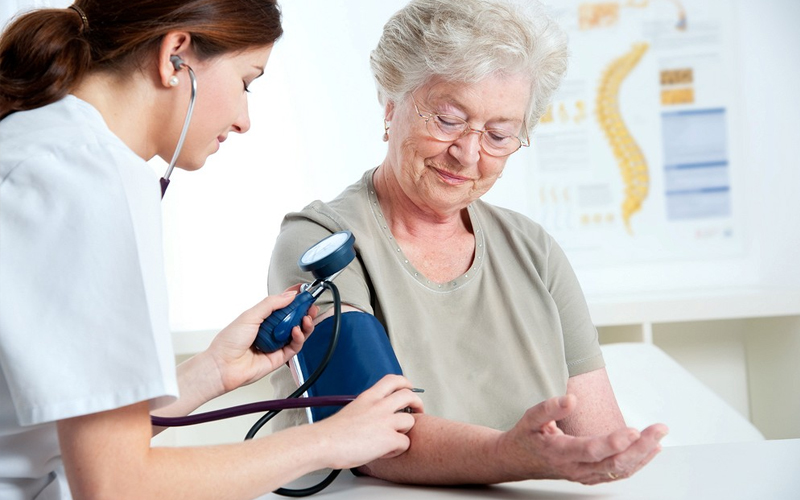 Пожилым людям хотят ограничить доступ к врачам