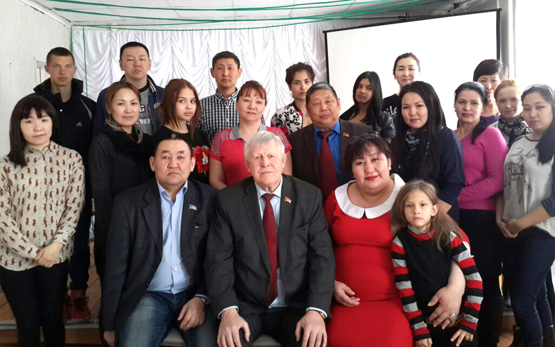 В Вилюйске возложили цветы одному из основателей автономной Якутии Степану Аржакову