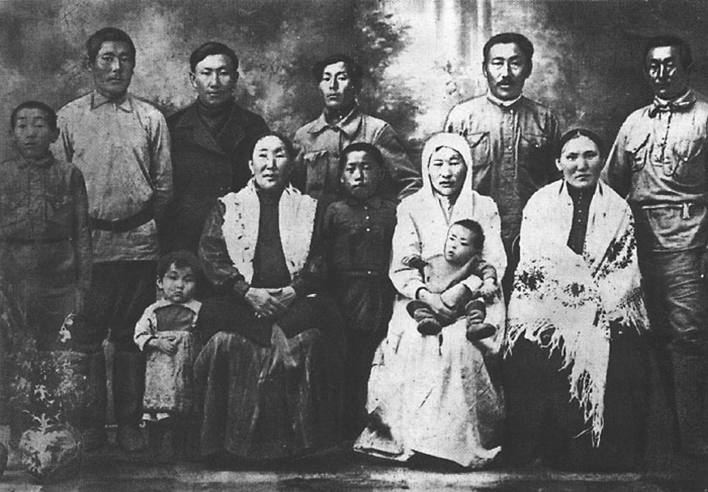 Эрилик Эристиин с родстенниками