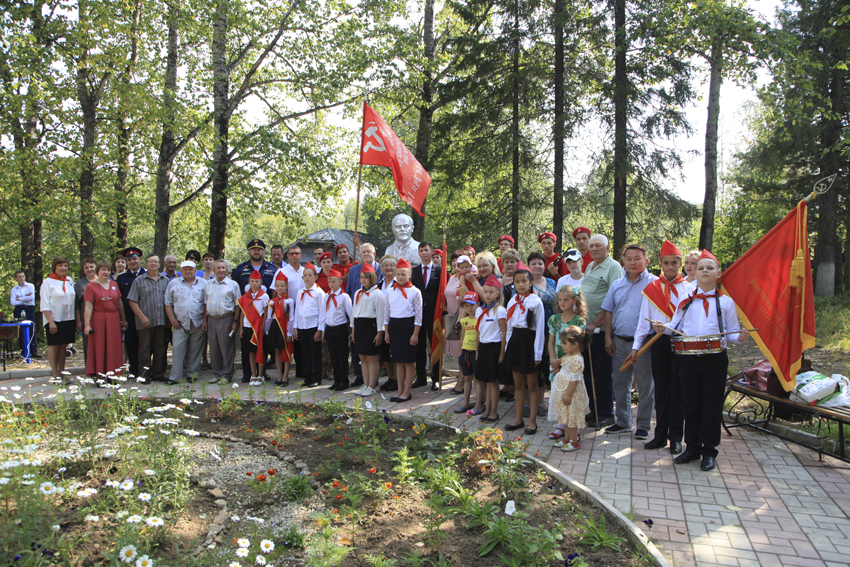 Депутаты на открытии памятника Ленину.jpg