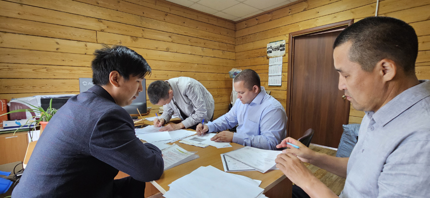 Нюргун Данилов и комсомольцы.jpg