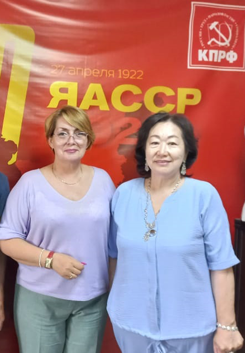 Секретарь Якутского рескома КПРФ по выборам Ирина Ушакова и депутат-коммунист из Вилюйска Александра Иванова.jpg